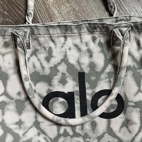 Alo Yoga Tie-Dye Shopper Tote bag - Picture 4 of 12